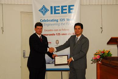 Nelson Martins, a direita, foi um dos 13 fellows homenageados pelo IEEE-RJ