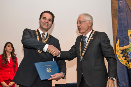 Pesquisador Nelson Martins sendo empossado na ANE pelo presidente da instituição, Paulo Augusto Vivacqua
